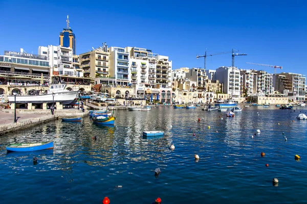 San Giljan, Malta, 7 Ocak 2019 tarihinde. Pitoresk defne Spinola ve güzel dolgu görünümü