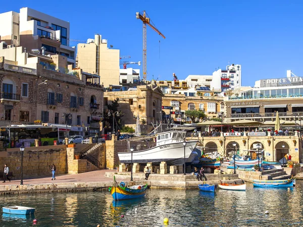 San Giljan, Malta, 7 Ocak 2019 tarihinde. Pitoresk defne Spinola ve güzel dolgu görünümü