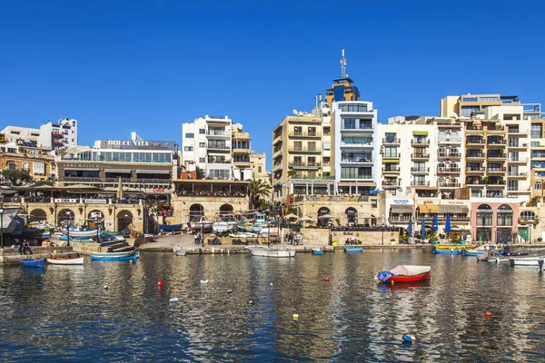 San Giljan, Malta, 7 Ocak 2019 tarihinde. Pitoresk defne Spinola ve güzel dolgu görünümü