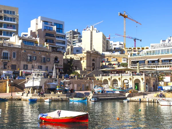 San Giljan, Malta, 7 Ocak 2019 tarihinde. Pitoresk defne Spinola ve güzel dolgu görünümü