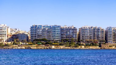 San Giljan, Malta, 7 Ocak 2019 tarihinde. Pitoresk defne Spinola ve güzel dolgu görünümü
