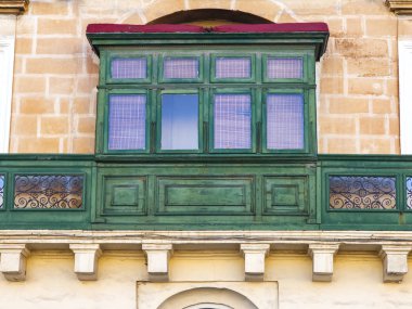 San Giljan, Malta, 7 Ocak 2019 tarihinde. Geleneksel bir ev bir cephe parçası. Malta mimarisi ve bir ülke sembolleri - güzel balkon karakteristik bir detay