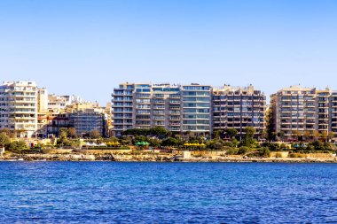 San Giljan, Malta, 7 Ocak 2019 tarihinde. Pitoresk defne Spinola ve güzel dolgu görünümü