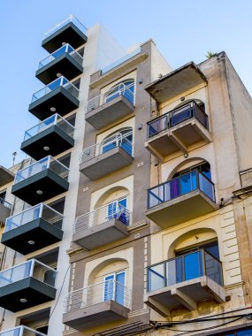 San Giljan, Malta, 5 Ocak 2019 tarihinde. Modern şehir mimarisi. Multystoried bina cephe parçası