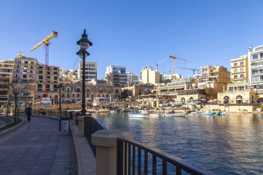San Giljan, Malta, 7 Ocak 2019 tarihinde. Pitoresk defne Spinola ve güzel dolgu görünümü