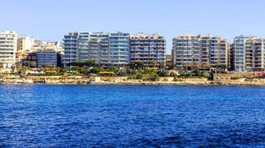 San Giljan, Malta, 7 Ocak 2019 tarihinde. Pitoresk defne Spinola ve güzel dolgu görünümü