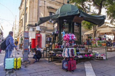 Valletta, Malta, üzerinde 8 Ocak 2019. Booth satan Hatıra Eşyası ve şehrin tarihi kesiminde hediyeler
