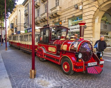 Valletta, Malta, üzerinde 8 Ocak 2019. Turistik tren yolcuları şehir sokak bekler