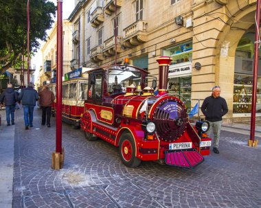 Valletta, Malta, üzerinde 8 Ocak 2019. Turistik tren yolcuları şehir sokak bekler