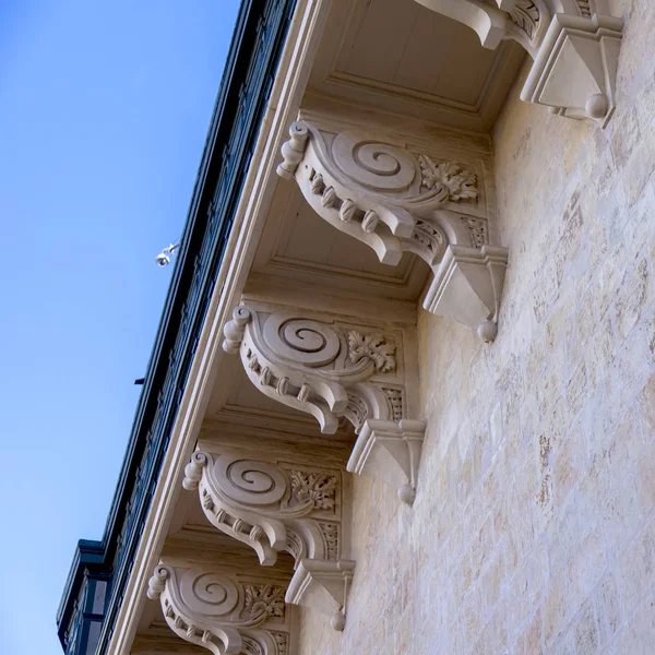 バレッタ マルタ 2019 古い町家の伝統的な様々 な美しいバルコニー特徴であるマルタのシンボルの一つ — ストック写真