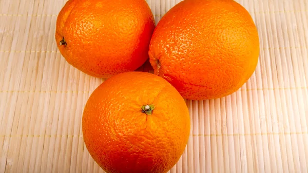 Oranges Juteuses Lumineuses Sur Une Table — Photo