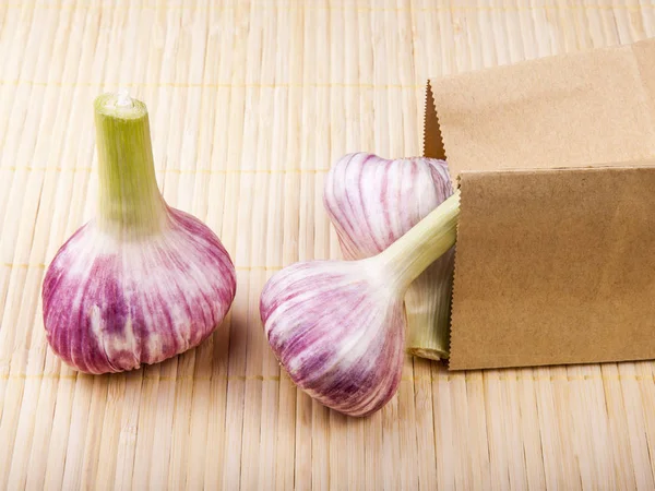 Frischer Knoblauch Papierverpackung Auf Einem Tisch — Stockfoto