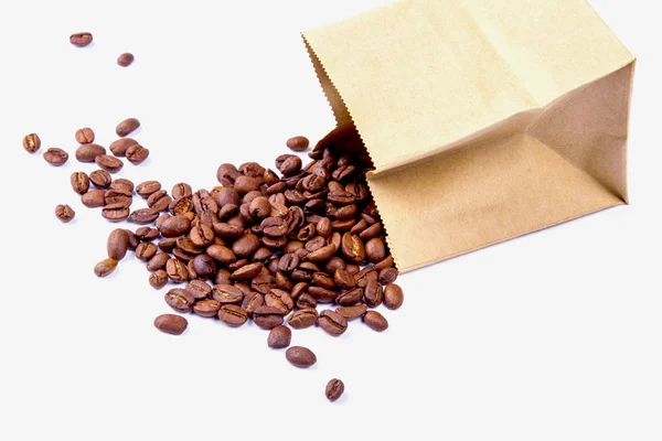 Semena Kávy Jsou Roztroušeny Blízkosti Papírovém Balení Bílém Stole — Stock fotografie