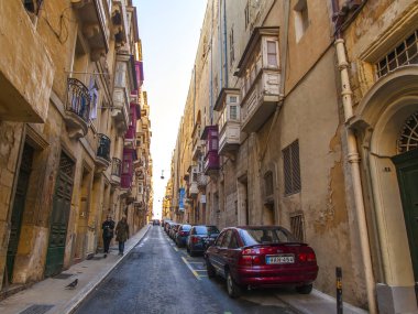 Valletta, Malta, üzerinde 8 Ocak 2019. güzel sokak eski şehrin yerel bir manzara yineler. Pitoresk karakteristik Balkonlu binaların cephe süslemeleri ve sembolleri Malta biridir.