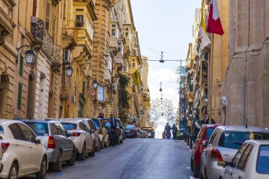 Valletta, Malta, üzerinde 8 Ocak 2019. güzel sokak eski şehrin yerel bir manzara yineler. Pitoresk karakteristik Balkonlu binaların cephe süslemeleri ve sembolleri Malta biridir.