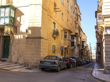Valletta, Malta, üzerinde 8 Ocak 2019. güzel sokak eski şehrin yerel bir manzara yineler. Pitoresk karakteristik Balkonlu binaların cephe süslemeleri ve sembolleri Malta biridir.