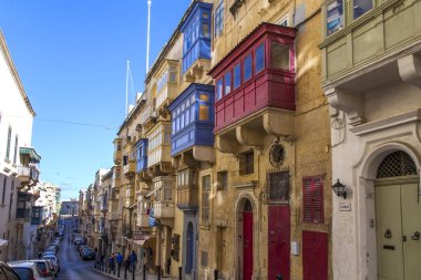 Valletta, Malta, üzerinde 8 Ocak 2019. güzel sokak eski şehrin yerel bir manzara yineler. Pitoresk karakteristik Balkonlu binaların cephe süslemeleri ve sembolleri Malta biridir.