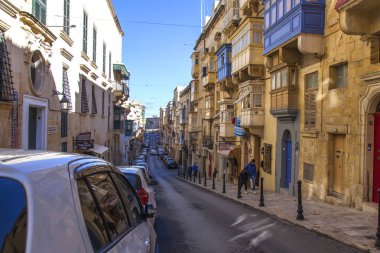 Valletta, Malta, üzerinde 8 Ocak 2019. güzel sokak eski şehrin yerel bir manzara yineler. Pitoresk karakteristik Balkonlu binaların cephe süslemeleri ve sembolleri Malta biridir.