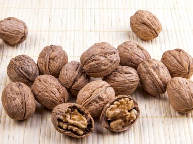 bir tablo üzerinde ceviz.