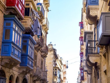Valletta, Malta, üzerinde 8 Ocak 2019. Çeşitli pitoresk balkon eski kasaba evleri karakteristik bir Malta sembolleri vardır. Eski şehirdeki binaların cephe
