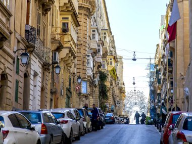 Valletta, Malta, üzerinde 8 Ocak 2019. güzel sokak eski şehrin yerel bir manzara yineler. Pitoresk karakteristik Balkonlu binaların cephe süslemeleri ve sembolleri Malta biridir.