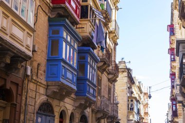 Valletta, Malta, üzerinde 8 Ocak 2019. Çeşitli pitoresk balkon eski kasaba evleri karakteristik bir Malta sembolleri vardır. Eski şehirdeki binaların cephe