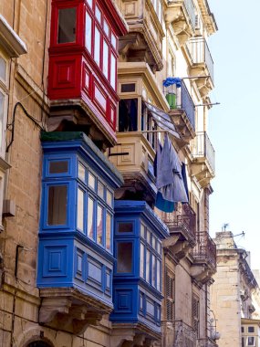 Valletta, Malta, üzerinde 8 Ocak 2019. Çeşitli pitoresk balkon eski kasaba evleri karakteristik bir Malta sembolleri vardır. Eski şehirdeki binaların cephe