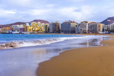 Las Palmas de Gran Canaria, İspanya, üzerinde 8 Ocak 2018. Kış Güneşi Playa de Las Canteras beach Atlantik Okyanusu kıyısında ışıklar.. 