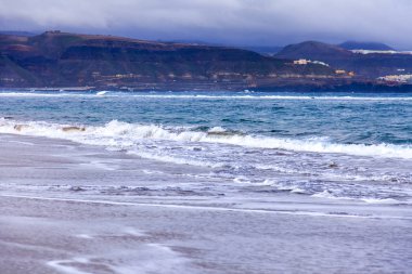 Pitoresk deniz manzara. Su ile Güneş yaktı.
