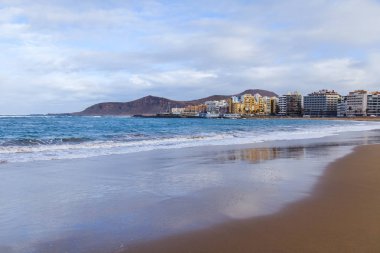  Las Palmas de Gran Canaria, İspanya, üzerinde 8 Ocak 2018. Kış Güneşi Playa de Las Canteras beach Atlantik Okyanusu kıyısında ışıklar.. 