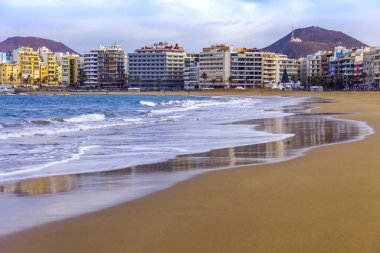  Las Palmas de Gran Canaria, İspanya, üzerinde 8 Ocak 2018. Kış Güneşi Playa de Las Canteras beach Atlantik Okyanusu kıyısında ışıklar.. 