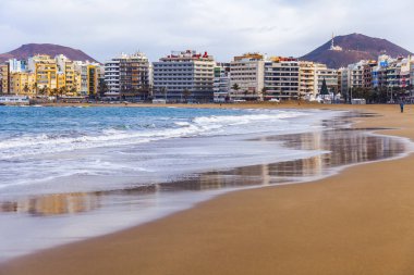  Las Palmas de Gran Canaria, İspanya, üzerinde 8 Ocak 2018. Kış Güneşi Playa de Las Canteras beach Atlantik Okyanusu kıyısında ışıklar.. 