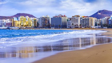  Las Palmas de Gran Canaria, İspanya, üzerinde 8 Ocak 2018. Kış Güneşi Playa de Las Canteras beach Atlantik Okyanusu kıyısında ışıklar.. 