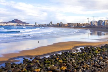  Las Palmas de Gran Canaria, İspanya, üzerinde 8 Ocak 2018. Kış Güneşi Playa de Las Canteras beach Atlantik Okyanusu kıyısında ışıklar.. 
