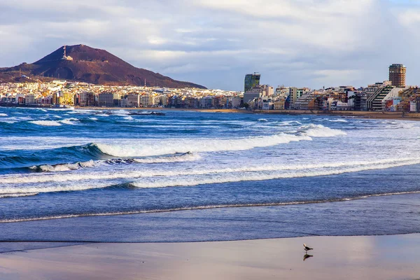  Las Palmas de Gran Canaria, İspanya, üzerinde 8 Ocak 2018. Kış Güneşi Playa de Las Canteras beach Atlantik Okyanusu kıyısında ışıklar.. 