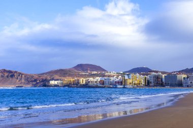  Las Palmas de Gran Canaria, İspanya, üzerinde 8 Ocak 2018. Kış Güneşi Playa de Las Canteras beach Atlantik Okyanusu kıyısında ışıklar. Uzaktan güzel dolgu