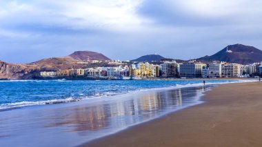  Las Palmas de Gran Canaria, İspanya, üzerinde 8 Ocak 2018. Kış Güneşi Playa de Las Canteras beach Atlantik Okyanusu kıyısında ışıklar. Uzaktan güzel dolgu