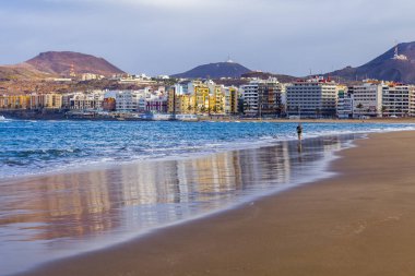 Las Palmas de Gran Canaria, İspanya, üzerinde 8 Ocak 2018. Kış Güneşi Playa de Las Canteras beach Atlantik Okyanusu kıyısında ışıklar. Uzaktan güzel dolgu