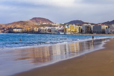  Las Palmas de Gran Canaria, İspanya, üzerinde 8 Ocak 2018. Kış Güneşi Playa de Las Canteras beach Atlantik Okyanusu kıyısında ışıklar. Uzaktan güzel dolgu