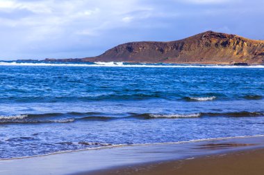 Deniz suyunun yüzeyinde kolay dalgalar