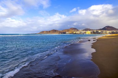  Las Palmas de Gran Canaria, İspanya, üzerinde 8 Ocak 2018. Kış Güneşi Playa de Las Canteras beach Atlantik Okyanusu kıyısında ışıklar. Uzaktan güzel dolgu