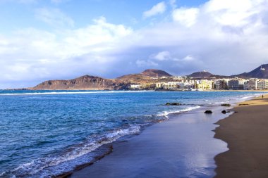  Las Palmas de Gran Canaria, İspanya, üzerinde 8 Ocak 2018. Kış Güneşi Playa de Las Canteras beach Atlantik Okyanusu kıyısında ışıklar. Uzaktan güzel dolgu