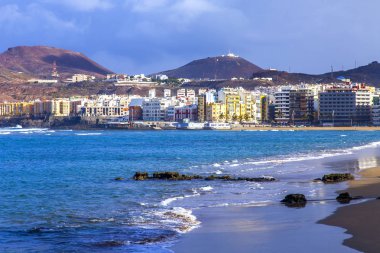  Las Palmas de Gran Canaria, İspanya, üzerinde 8 Ocak 2018. Kış Güneşi Playa de Las Canteras beach Atlantik Okyanusu kıyısında ışıklar. Uzaktan güzel dolgu