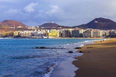  Las Palmas de Gran Canaria, İspanya, üzerinde 8 Ocak 2018. Kış Güneşi Playa de Las Canteras beach Atlantik Okyanusu kıyısında ışıklar. Uzaktan güzel dolgu
