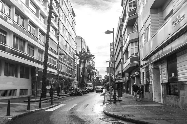 Las Palmas de Gran Canaria, İspanya, 5 Ocak 2018 üzerinde. Modern binalar mimari kompleks sokağın adalar adalar için tipik yapmak.