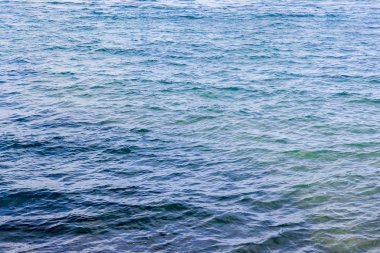 Deniz suyunun yüzeyinde kolay dalgalar