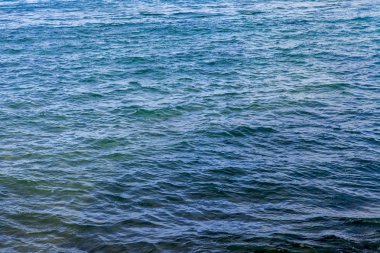Deniz suyunun yüzeyinde kolay dalgalar