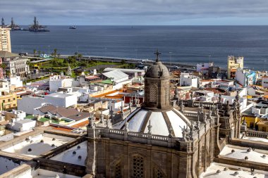 Las-Palmas Gran Canaria, Ispanya, 5 Ocak 2018. Katedral anket platformundan şehrin ve okyanusun bir kıyı bölümünün bir görünümü
