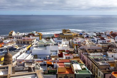 Las-Palmas Gran Canaria, Ispanya, 5 Ocak 2018. Katedral anket platformundan şehrin ve okyanusun bir kıyı bölümünün bir görünümü