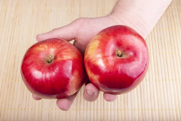 Dvě Čerstvé Chutné Červené Jablka Mužské Ruce — Stock fotografie